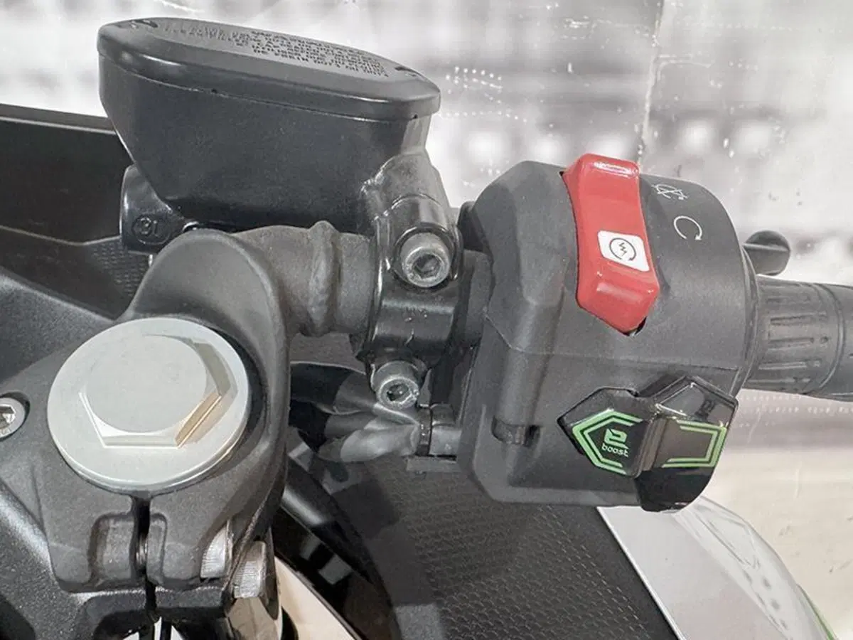 Kawasaki Ninja e-1 (2024 - 26) (6)