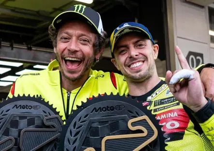 Rossi scherza con Di Giannantonio dopo la vittoria a Barcellona: Sei sicuro di voler andare via? [VIDEO]