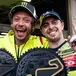 MotoGP 2026. GP di Catalunya. Valentino Rossi scherza con Fabio Di Giannantonio dopo la vittoria a Barcellona: Sei sicuro di voler andare via? [VIDEO]