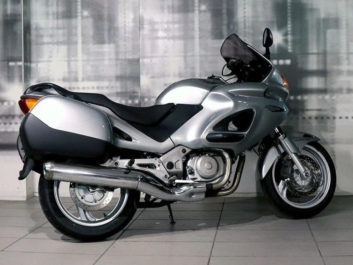 Honda Deauville 650 (2002 - 05) (7)