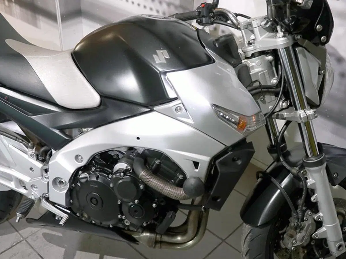 Suzuki GSR 600 (2006 - 11) (5)