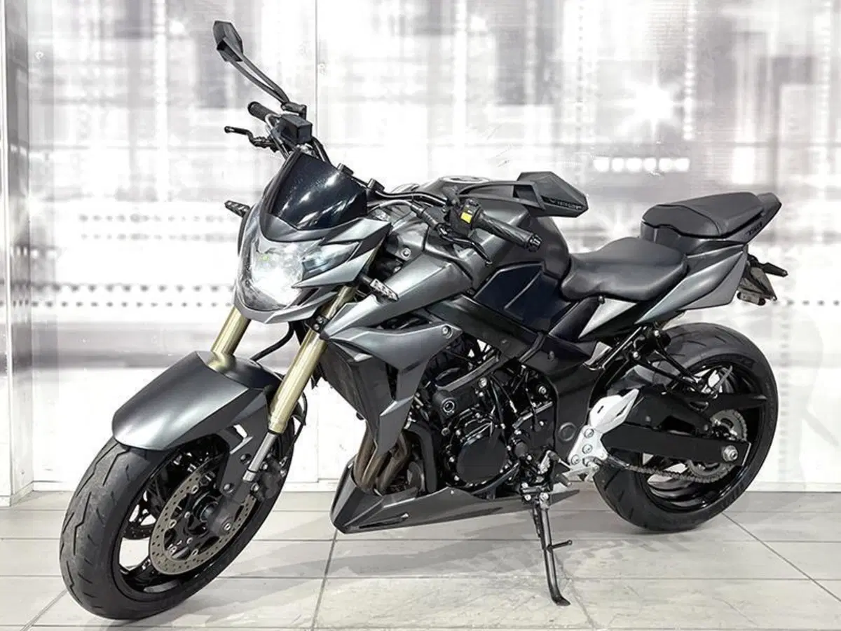 Suzuki GSR 750 (2010 - 15) (7)