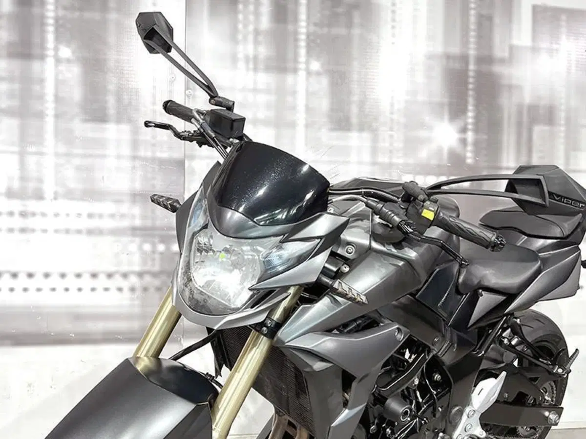 Suzuki GSR 750 (2010 - 15) (9)