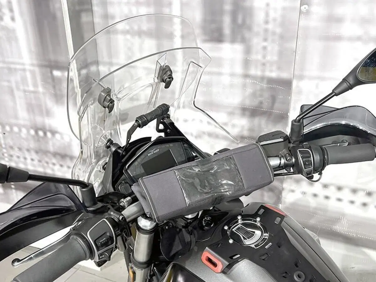Moto Guzzi V85 TT (2021 - 23) (6)