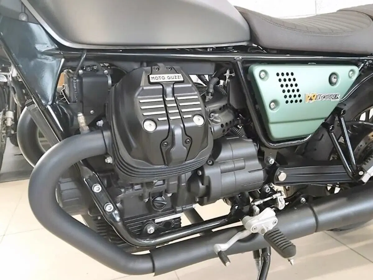 Moto Guzzi V9 Bobber Centenario (2021 - 22) (7)