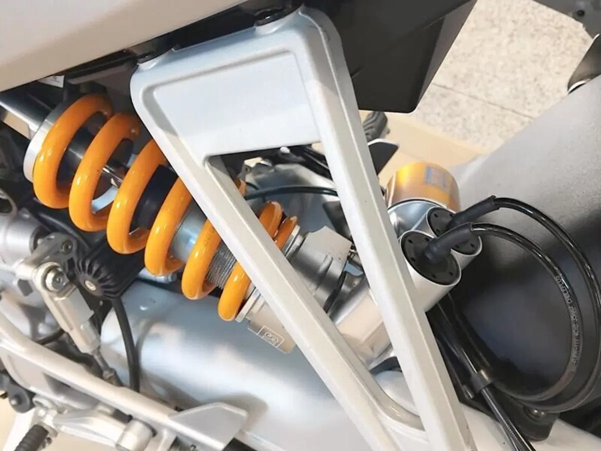 Moto Guzzi V100 Mandello S (2022 - 24) (8)