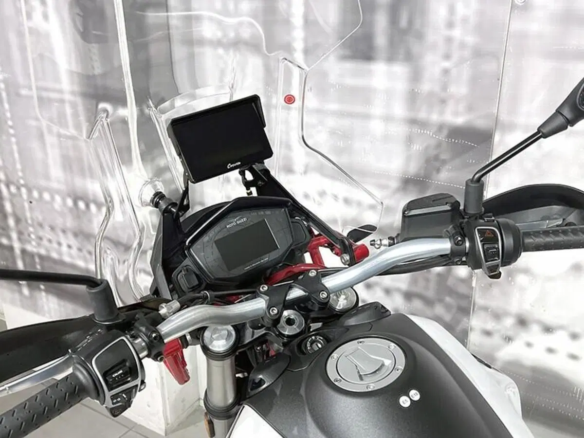 Moto Guzzi V85 TT Evocative Graphics (2019 - 20) (6)
