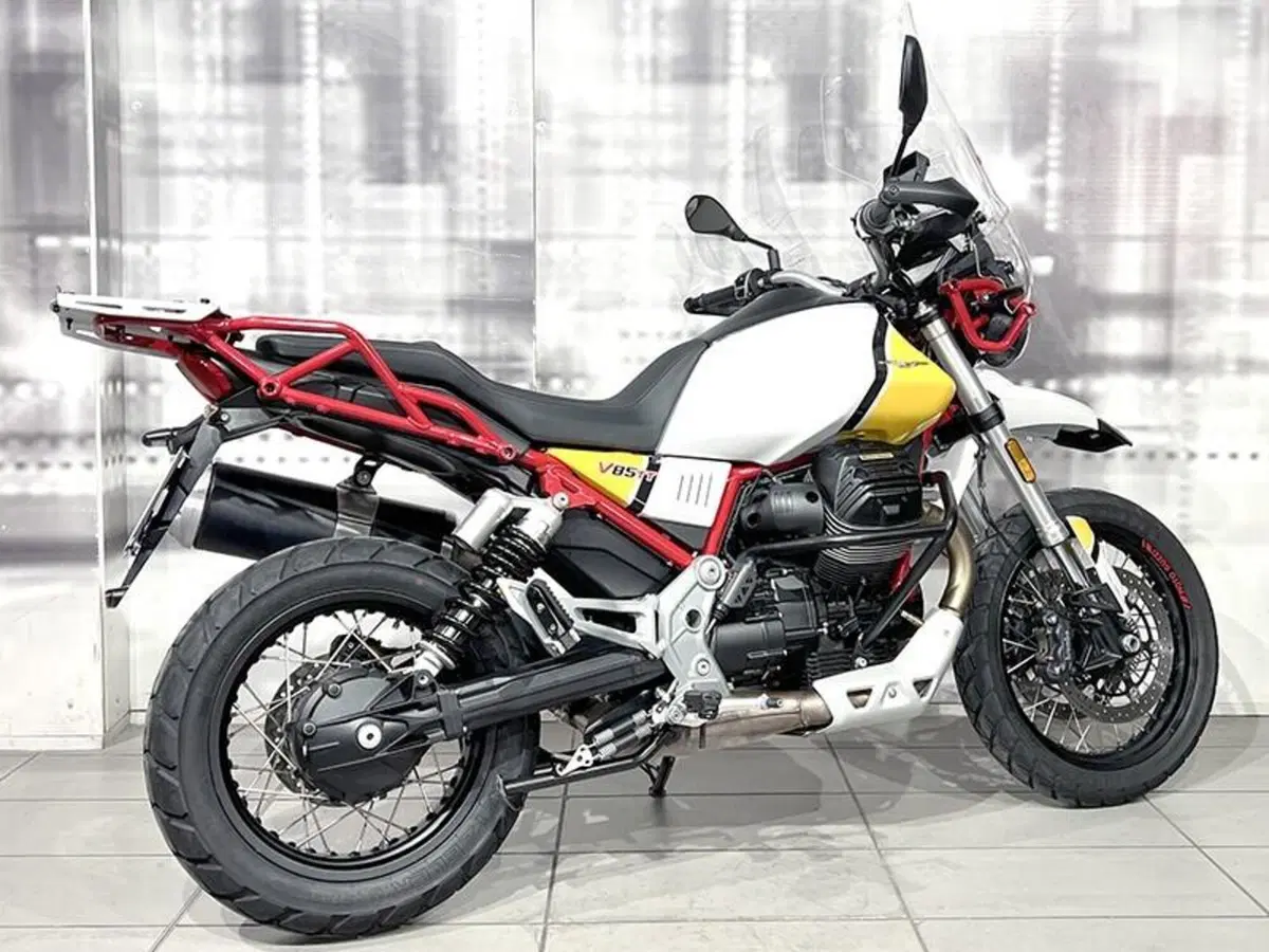 Moto Guzzi V85 TT Evocative Graphics (2019 - 20) (8)