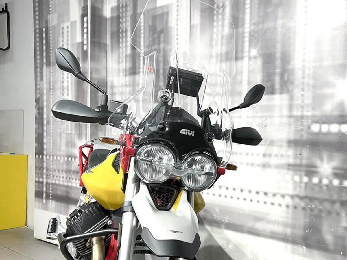 Moto Guzzi V85 TT Evocative Graphics (2019 - 20) (9)