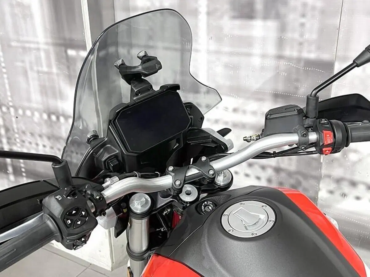 Moto Guzzi V85 TT (2024 - 26) (6)