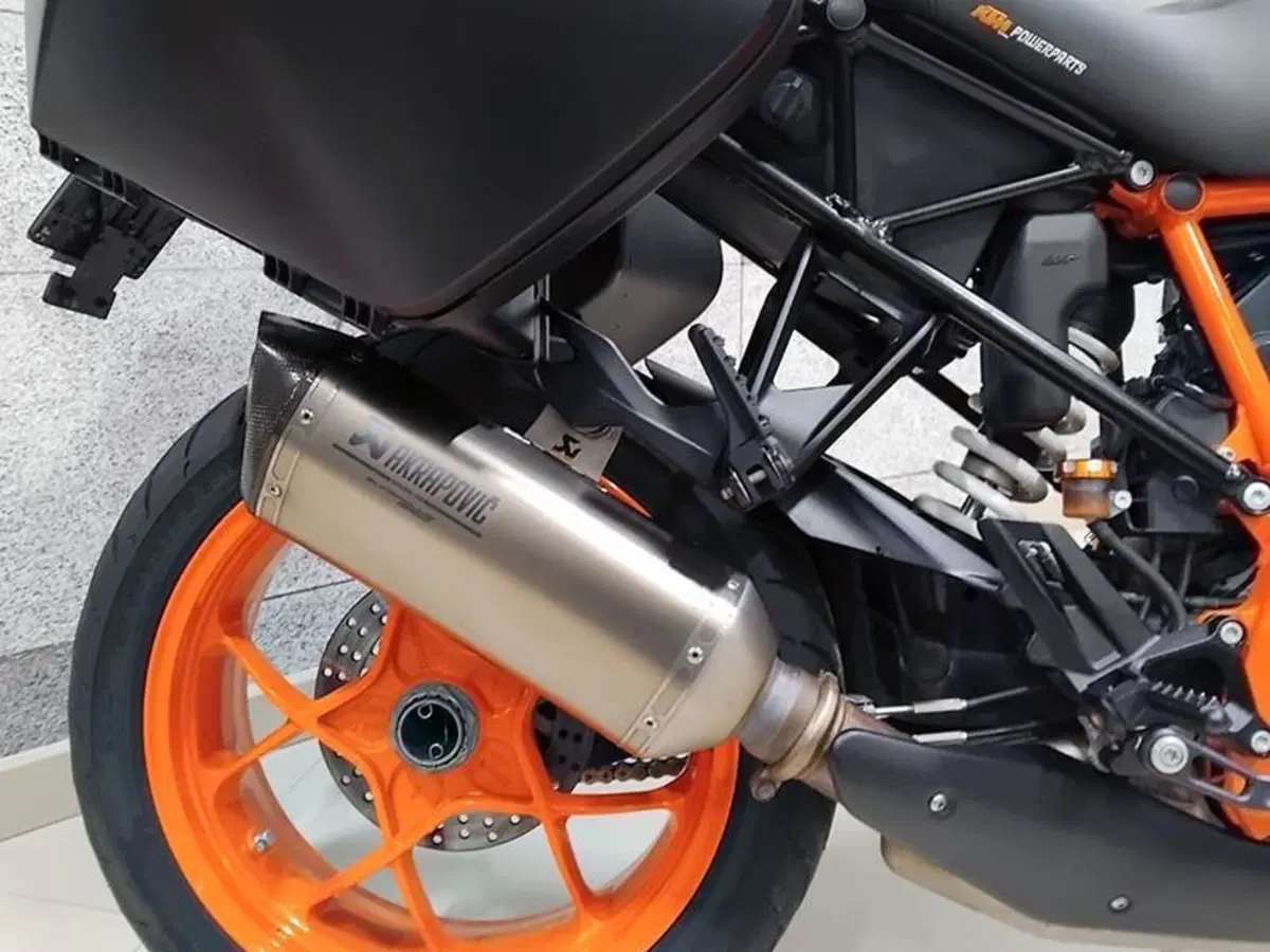 KTM 1290 Super Duke GT (2021) (8)