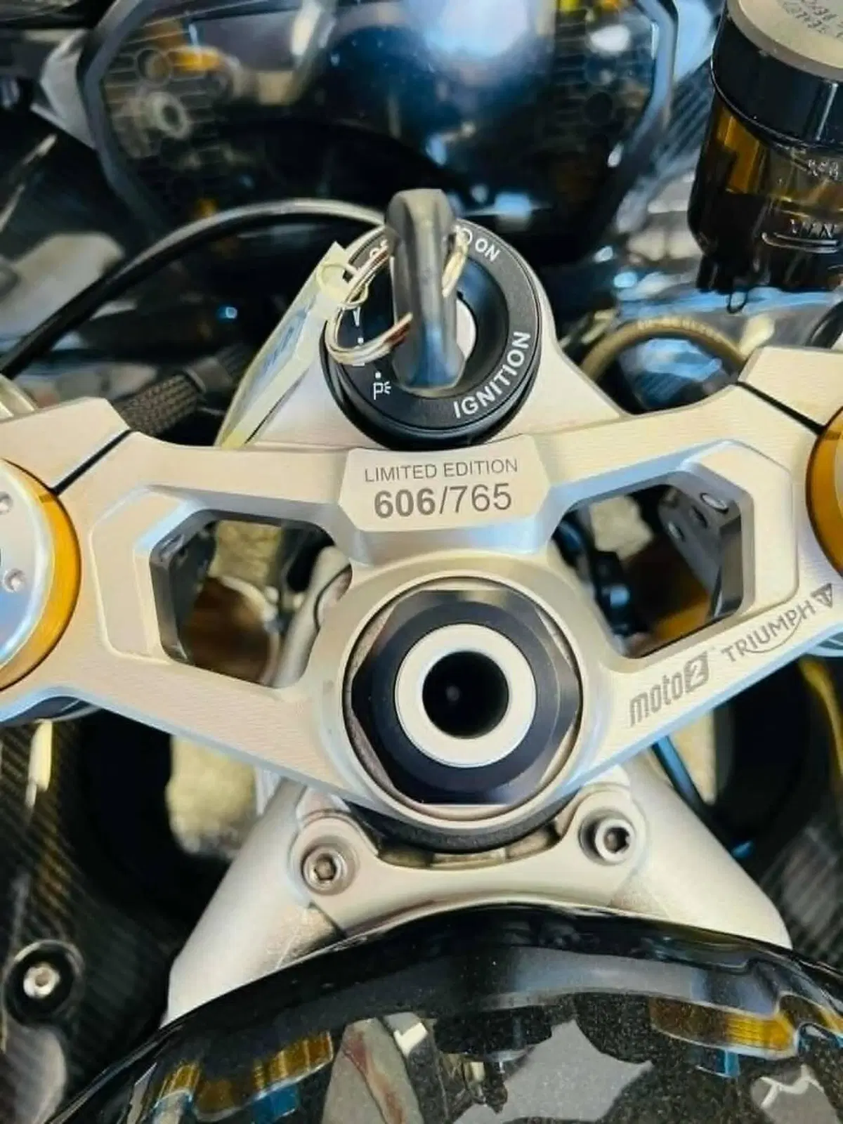 Triumph Daytona 765 Moto2 (2019 - 20) (2)