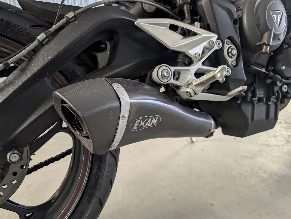 Triumph Street Triple R (2017 - 20) (4)