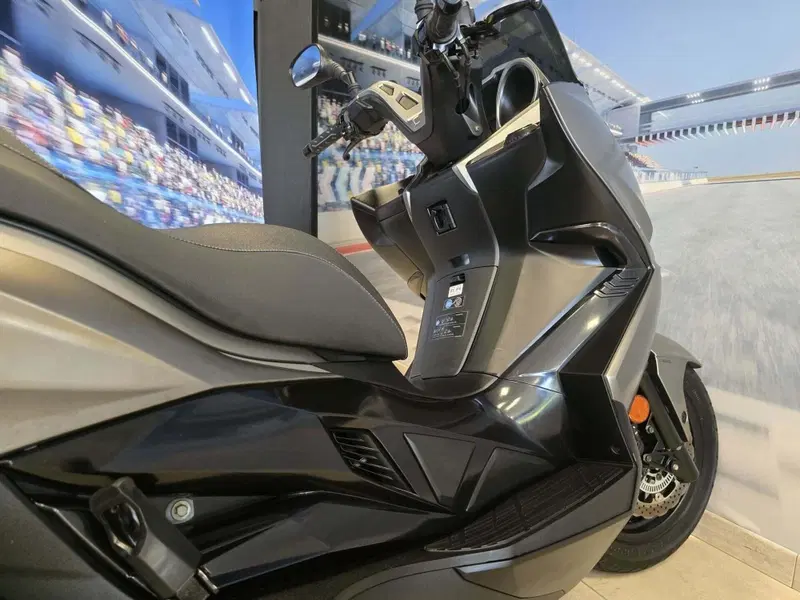 Kawasaki J 300 (2017 - 21) (7)