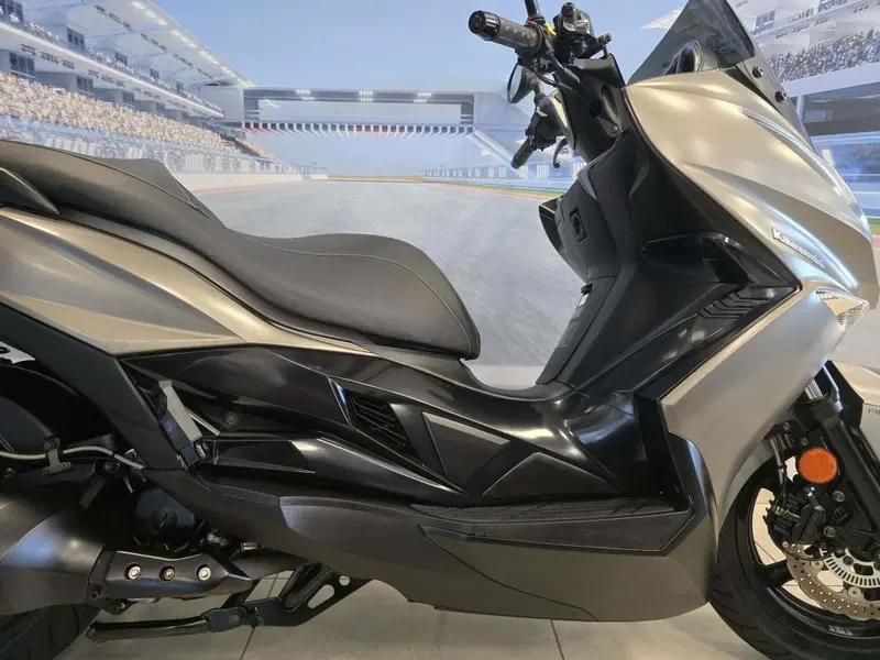 Kawasaki J 300 (2017 - 21) (13)