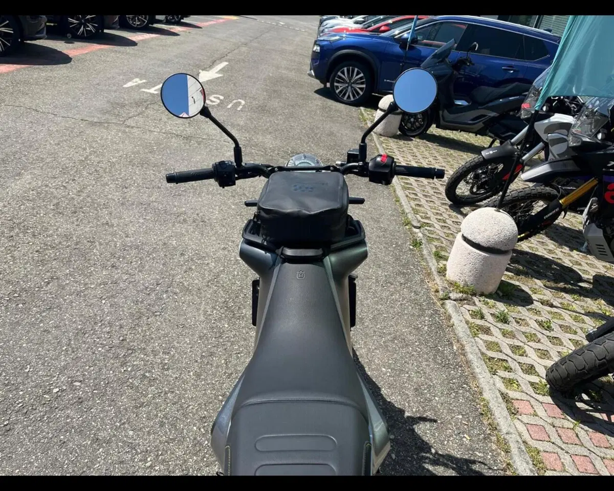 Husqvarna Svartpilen 401 (2021 - 23) (13)