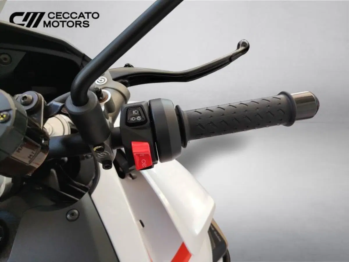 Moto Guzzi V100 Mandello (2022 - 24) (11)