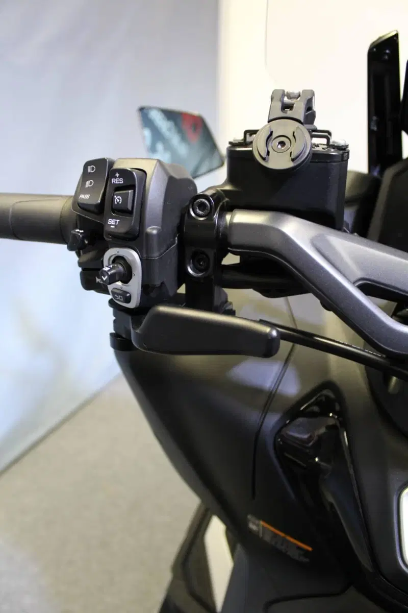 Yamaha T-Max 560 Tech Max (2025 - 26) (11)