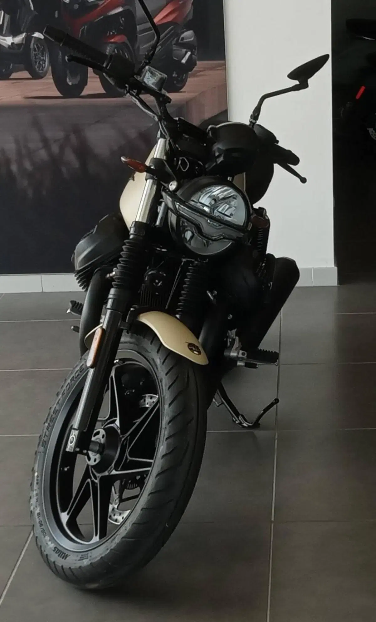 Moto Guzzi V7 Stone (2025 - 26) (2)