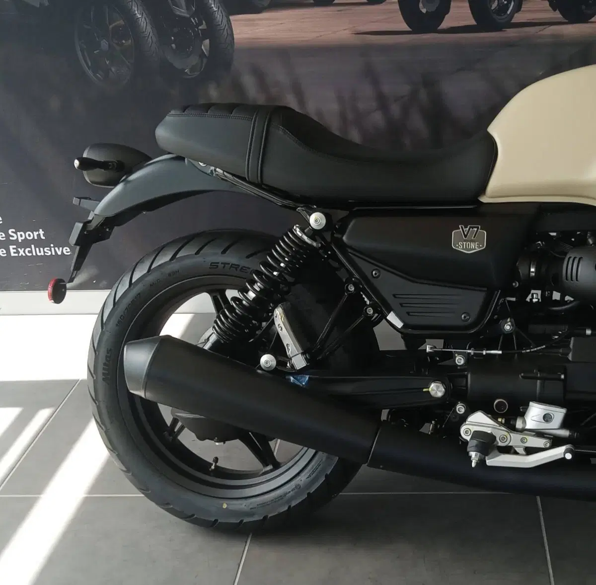 Moto Guzzi V7 Stone (2025 - 26) (5)