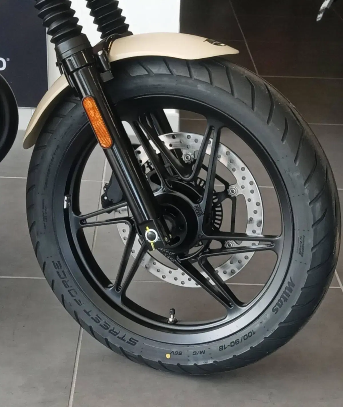 Moto Guzzi V7 Stone (2025 - 26) (6)