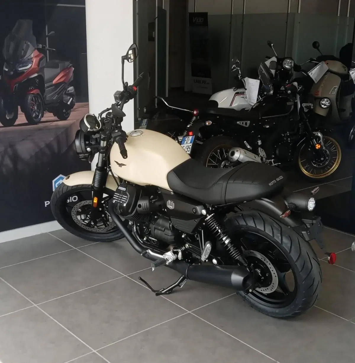 Moto Guzzi V7 Stone (2025 - 26) (7)