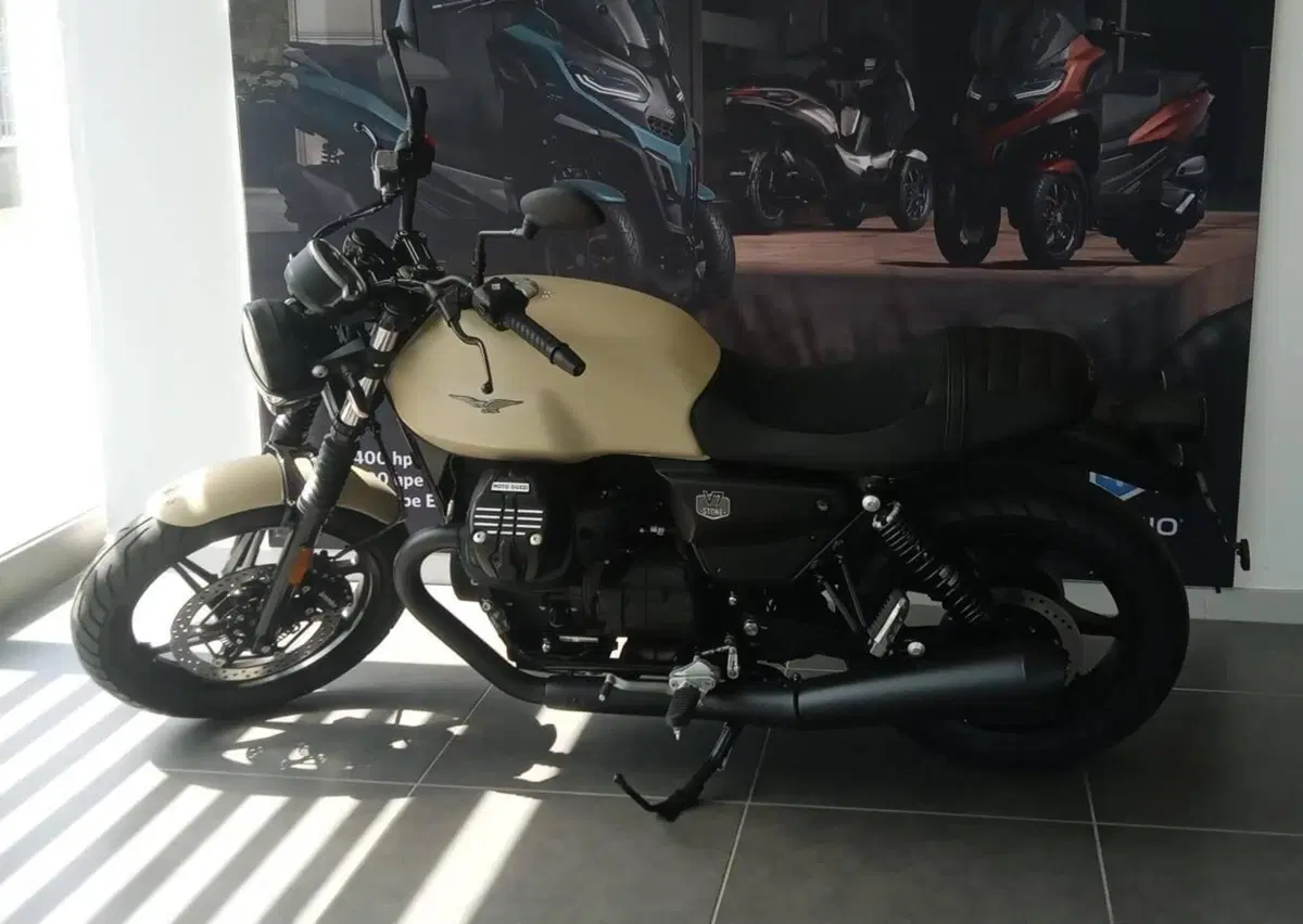 Moto Guzzi V7 Stone (2025 - 26) (11)