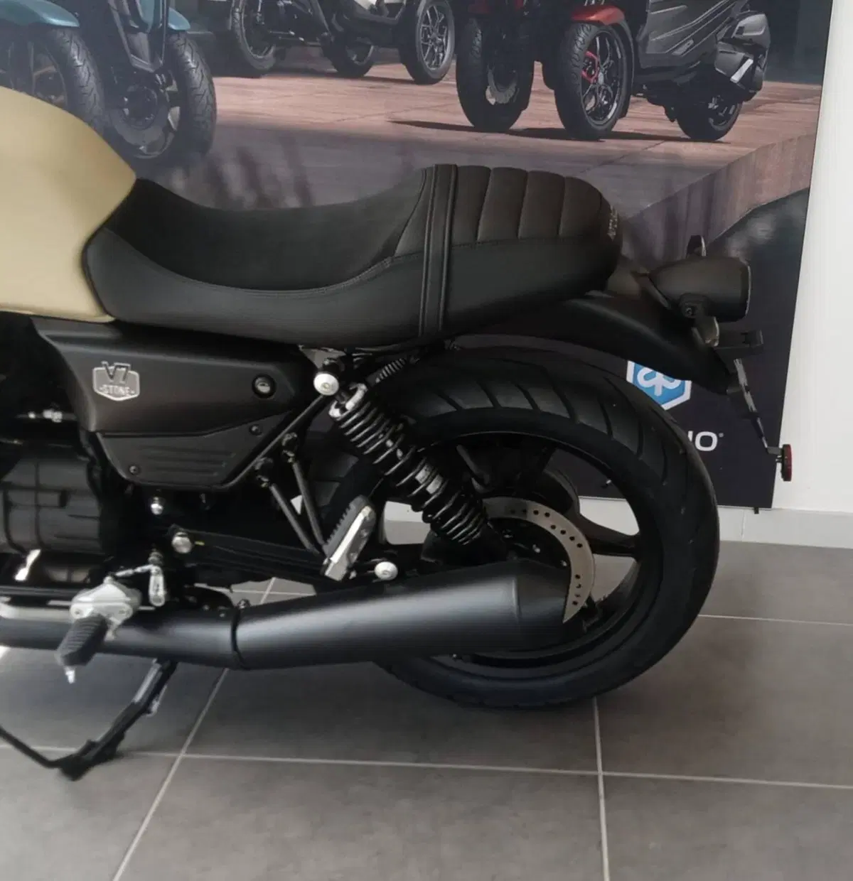 Moto Guzzi V7 Stone (2025 - 26) (12)