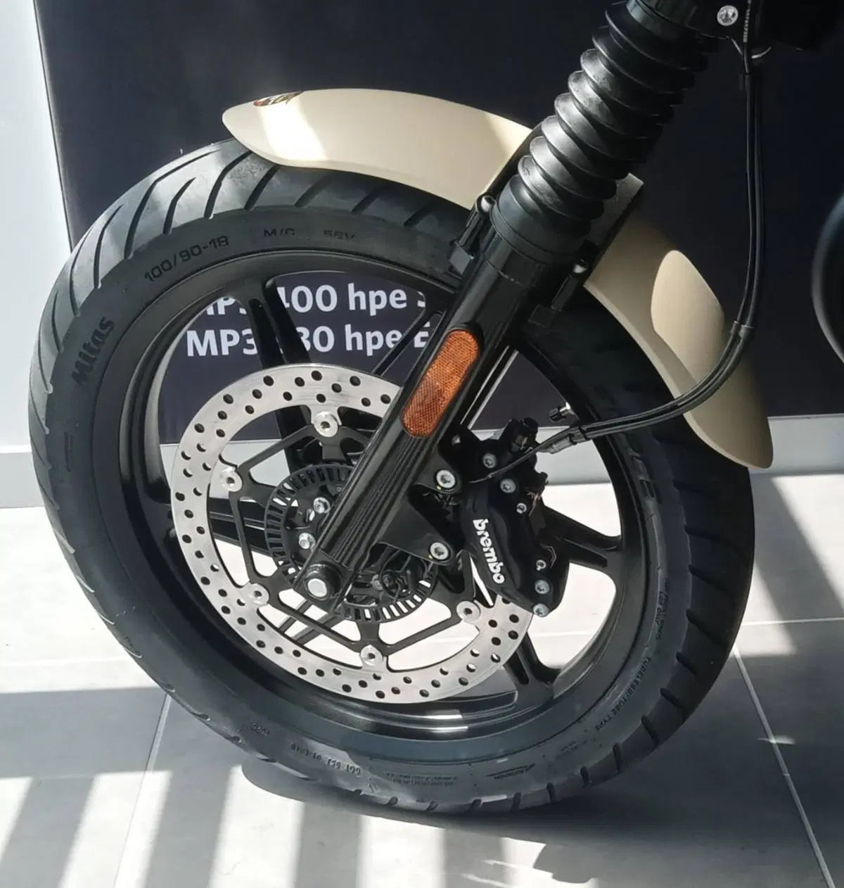 Moto Guzzi V7 Stone (2025 - 26) (13)
