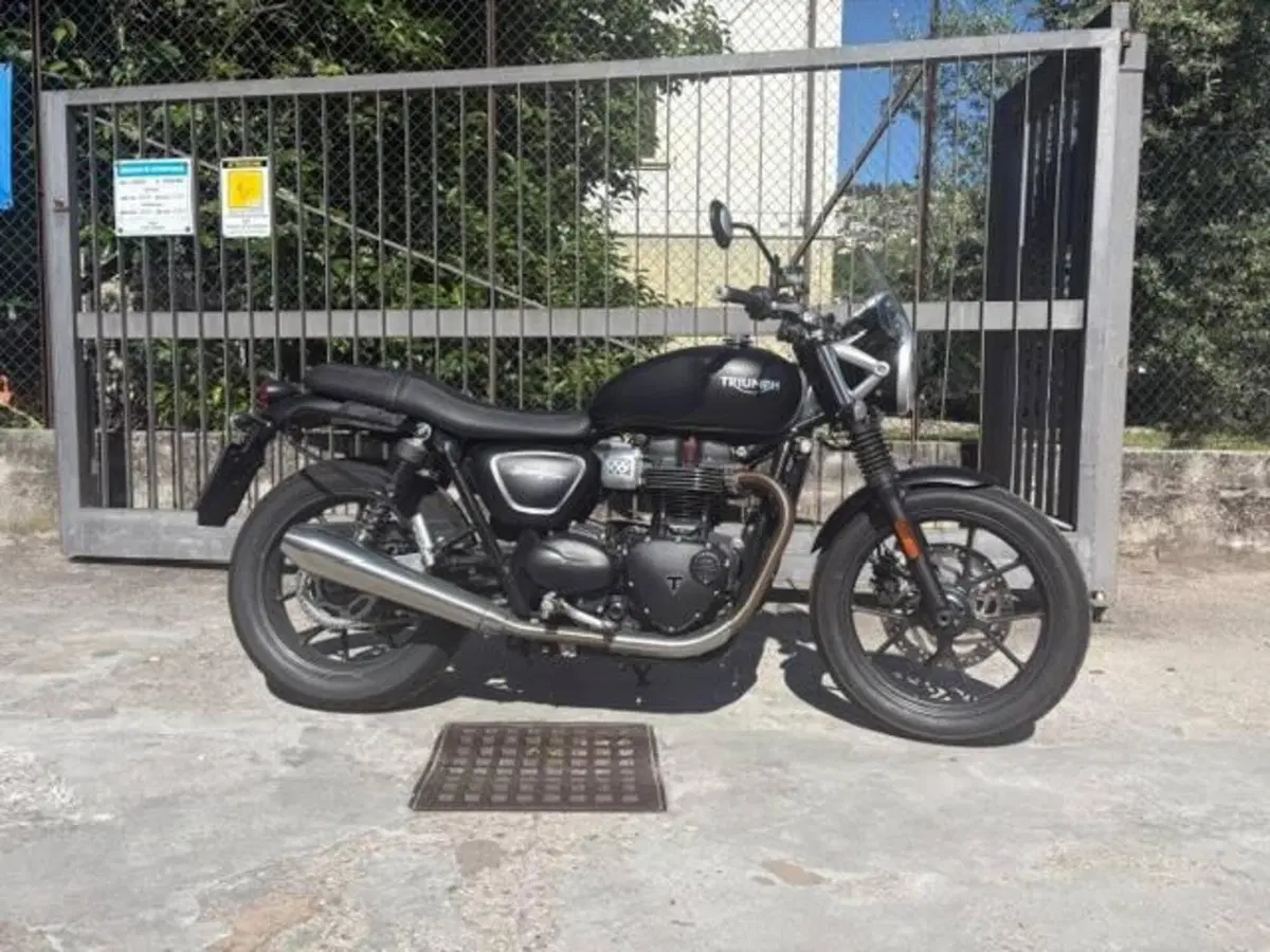 Triumph Street Twin 900 (2016) (2)