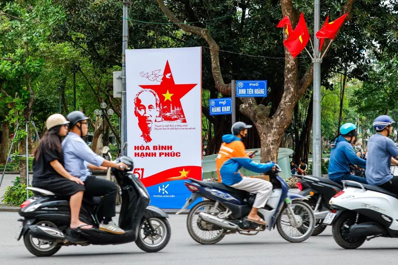 Ciclomotori ad Hanoi. Foto Ansa.