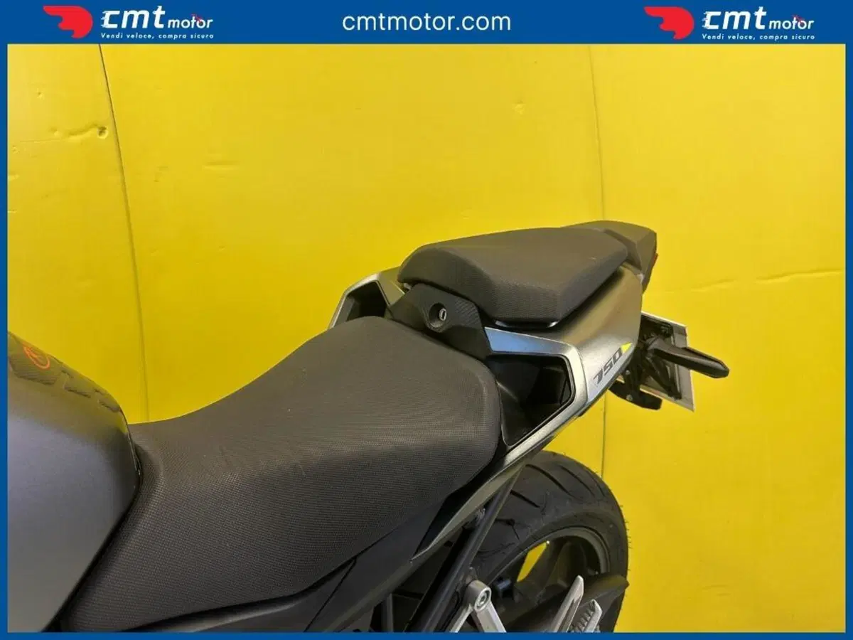 Honda CB 750 Hornet (2023 - 24) (9)