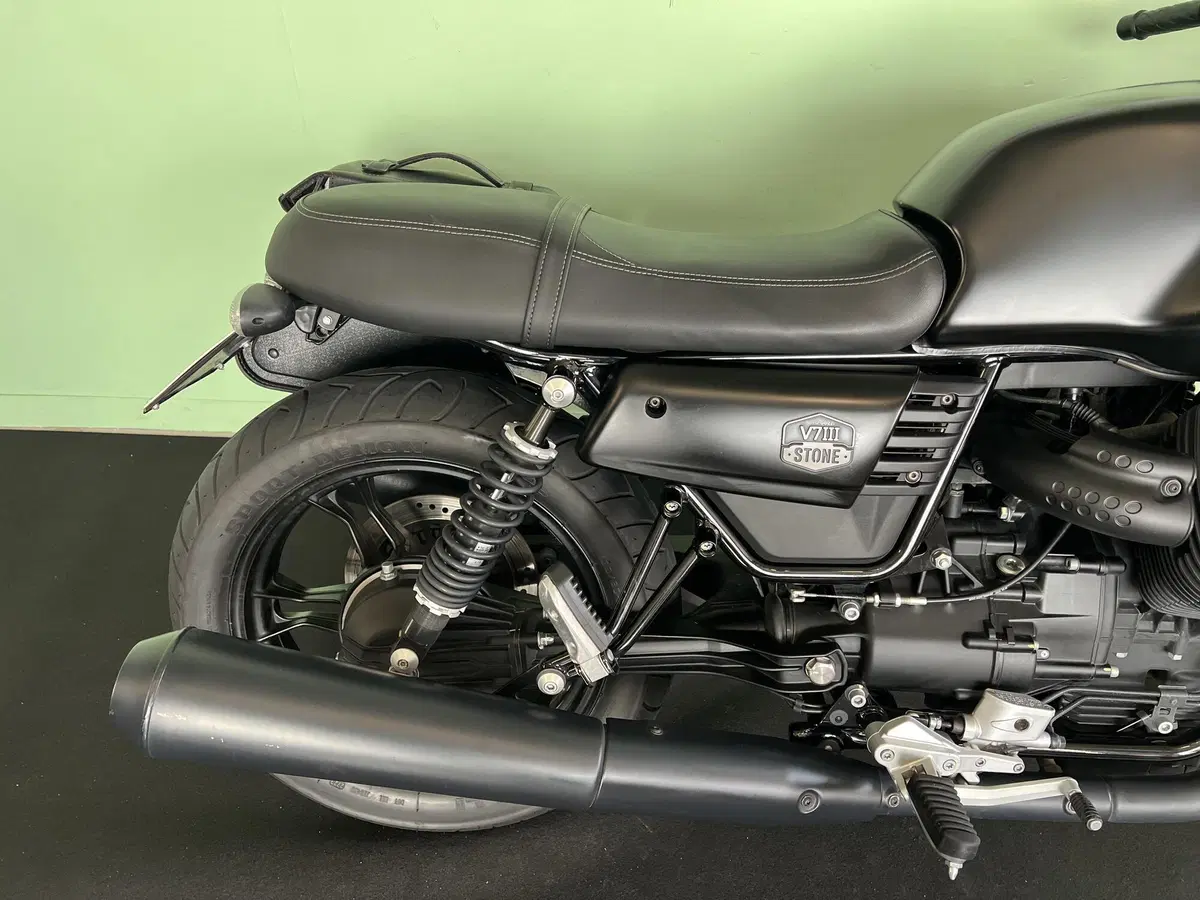 Moto Guzzi V7 III Stone (2017 - 20) (9)