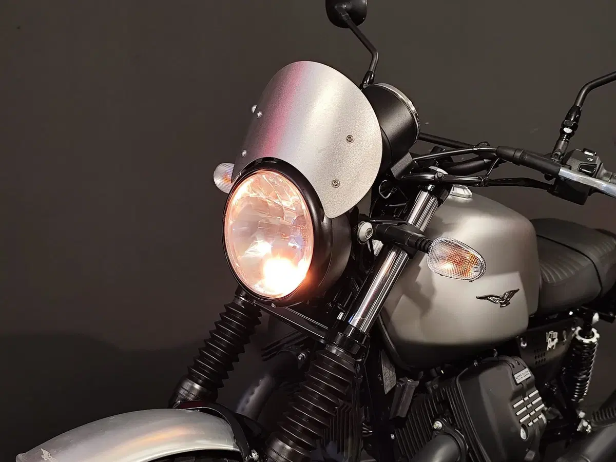 Moto Guzzi V7 III Rough (2018 - 20) (7)