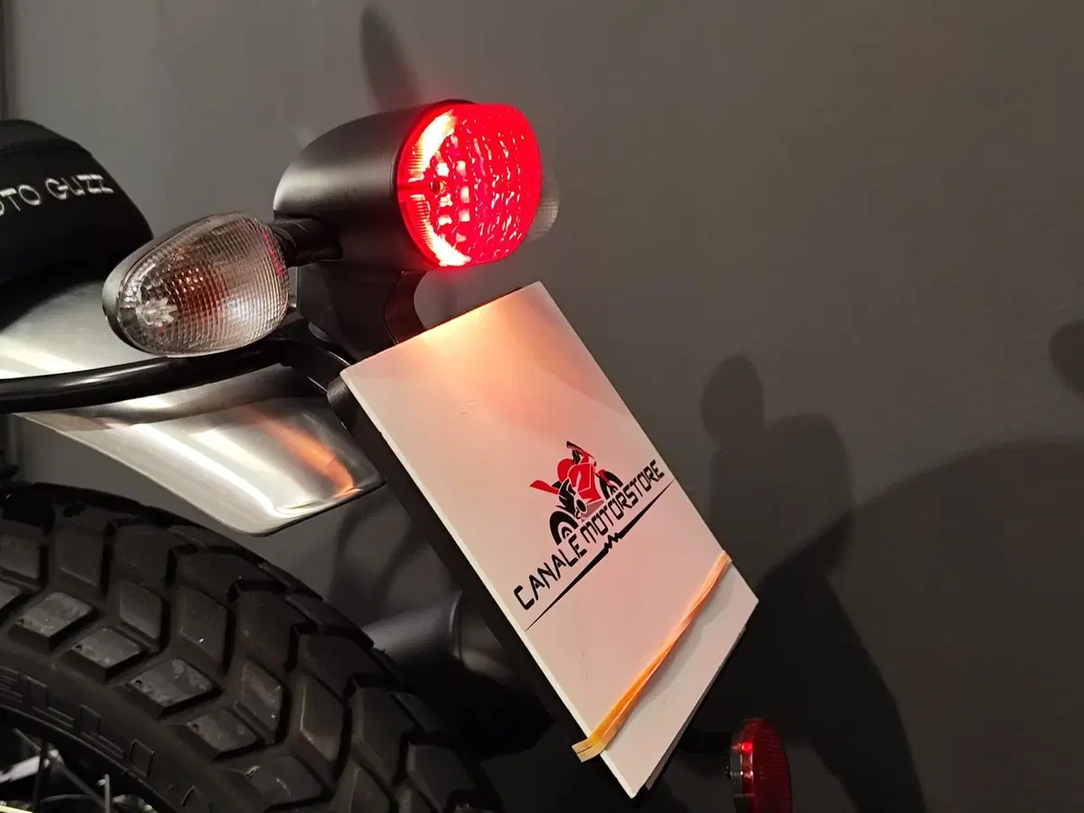 Moto Guzzi V7 III Rough (2018 - 20) (10)