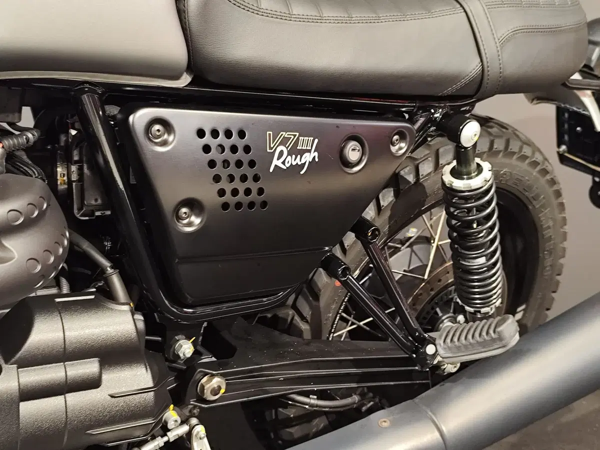 Moto Guzzi V7 III Rough (2018 - 20) (14)