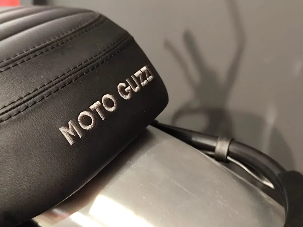 Moto Guzzi V7 III Rough (2018 - 20) (15)