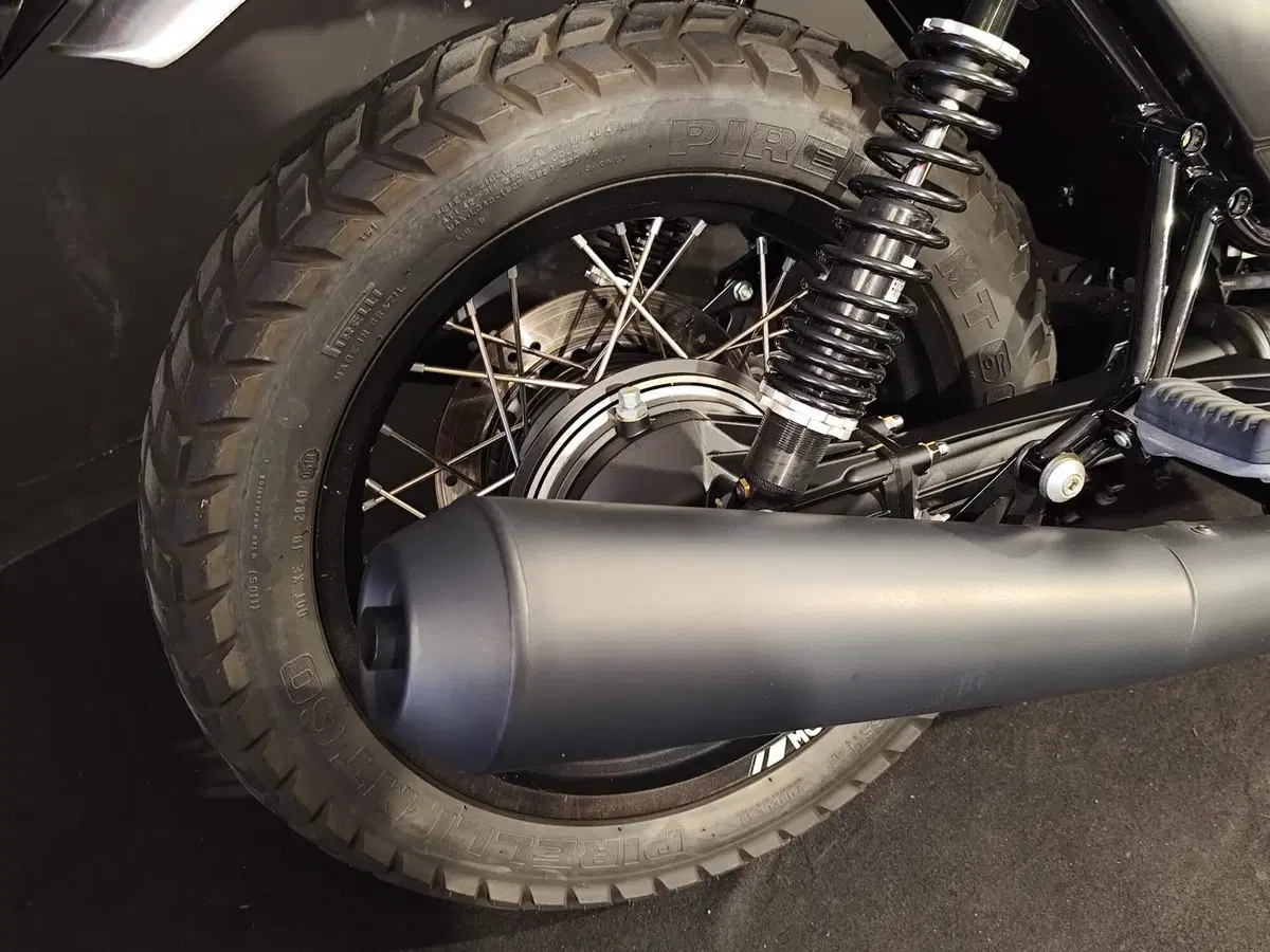Moto Guzzi V7 III Rough (2018 - 20) (19)