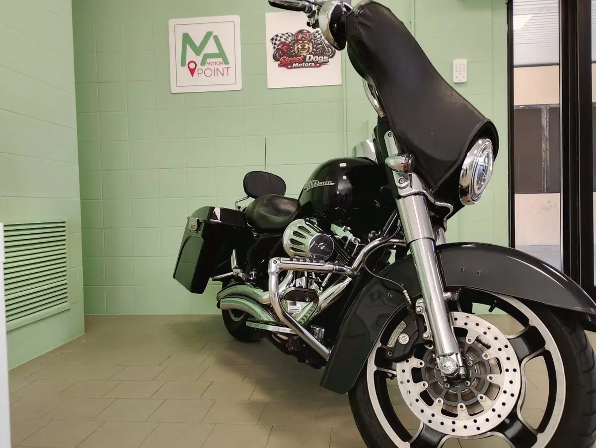 Harley-Davidson 1690 Street Glide (2011 - 13) - FLHX (7)