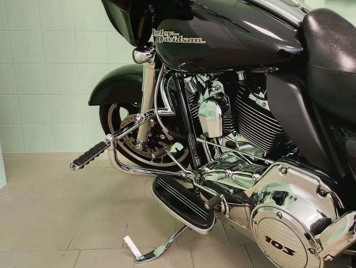 Harley-Davidson 1690 Street Glide (2011 - 13) - FLHX (10)