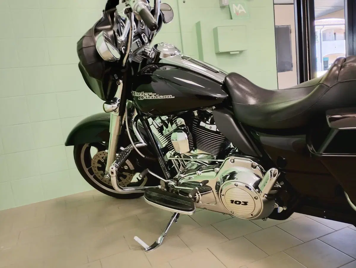 Harley-Davidson 1690 Street Glide (2011 - 13) - FLHX (11)