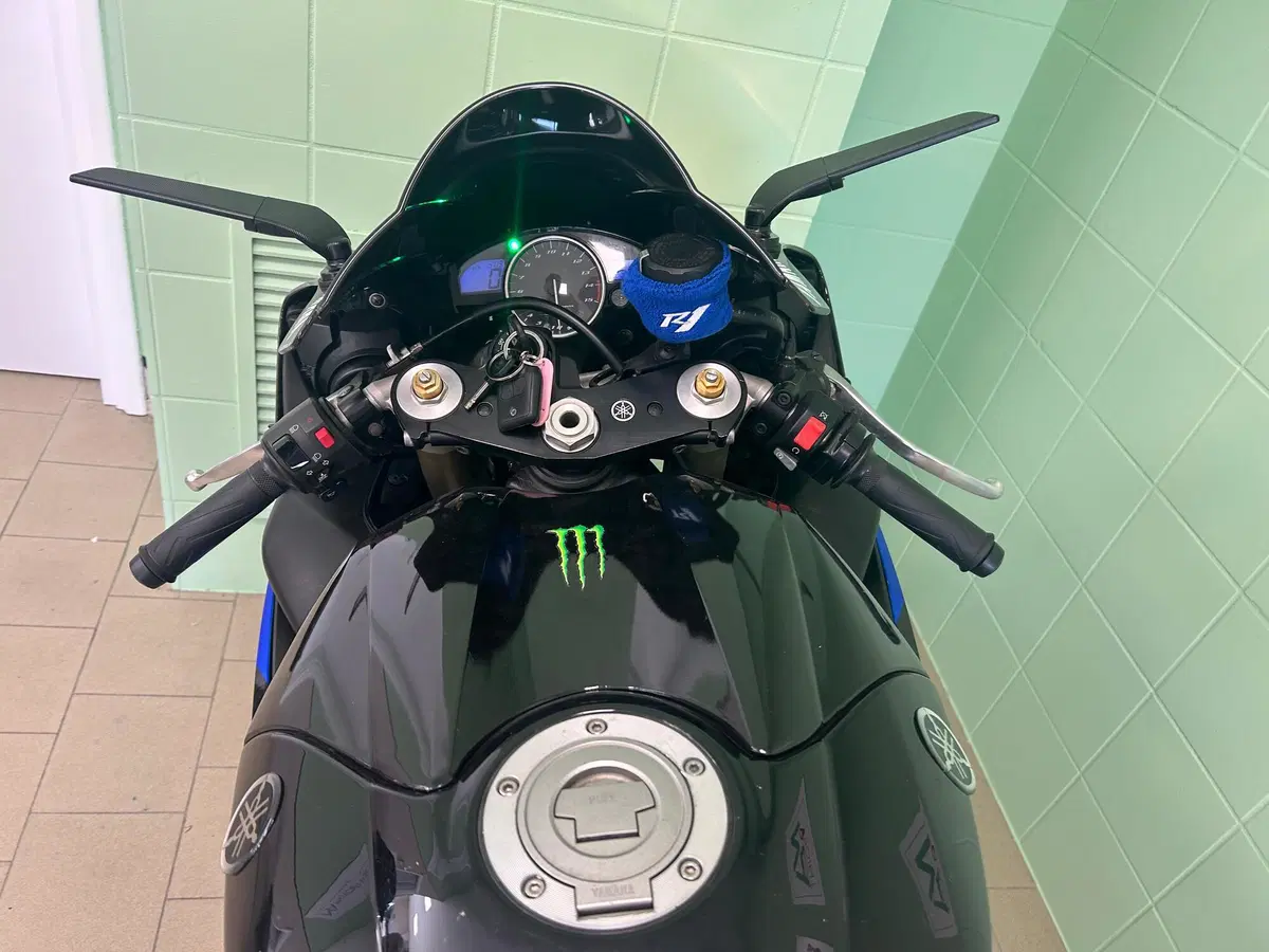 Yamaha YZF R1 (2004 - 05) (11)