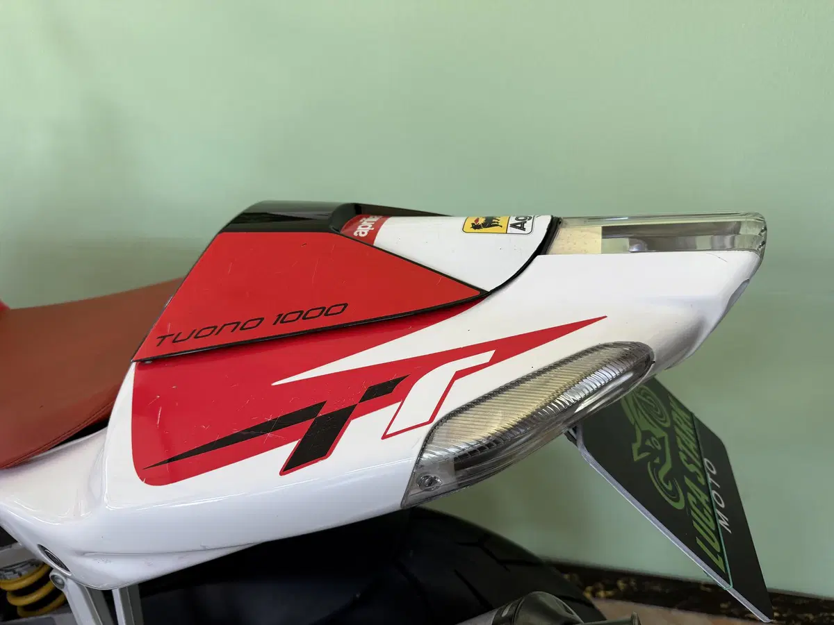 Aprilia Tuono 1000 R (2006 - 10) (8)
