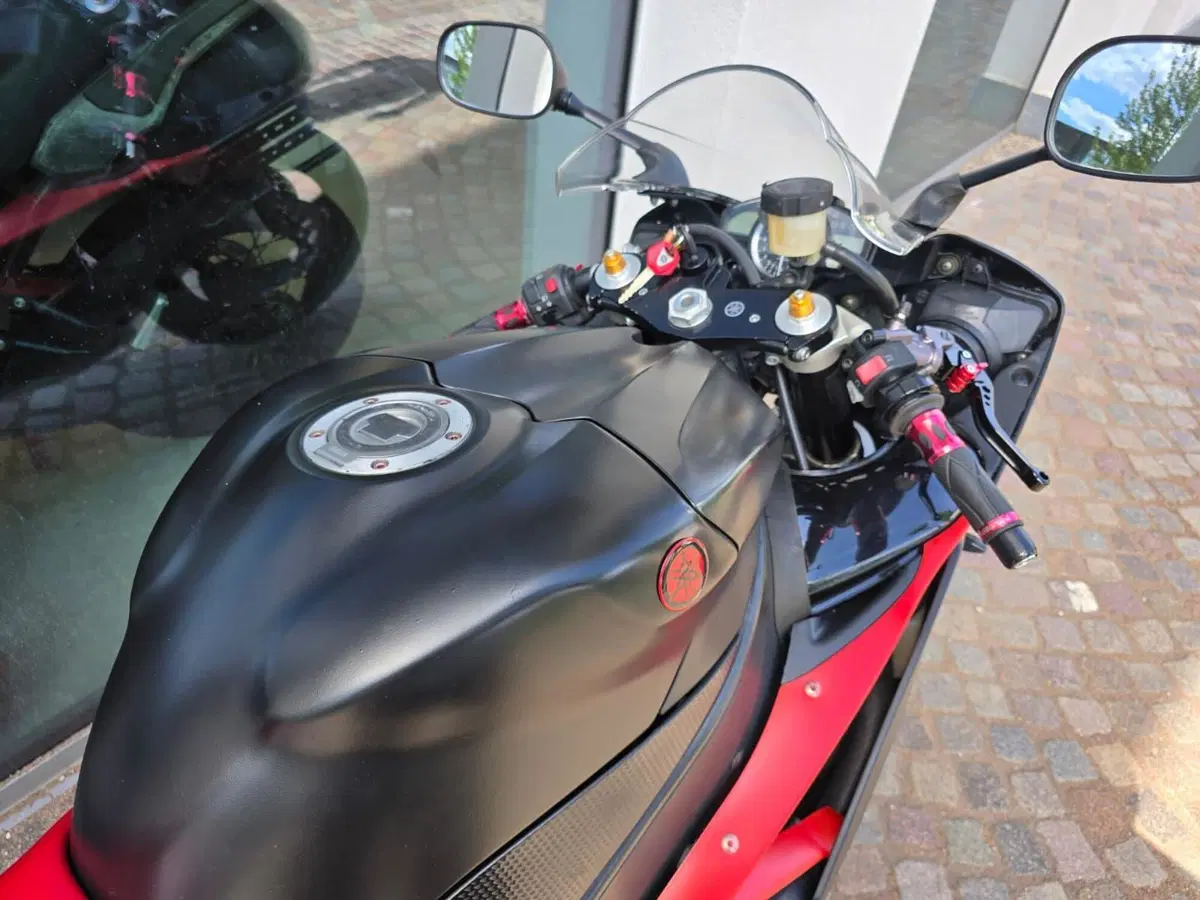 Yamaha YZF R1 (2007 - 08) (11)