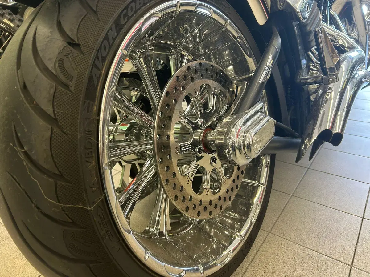 Harley-Davidson 1584 Rocker C (2009 - 11) - FXCWC (16)