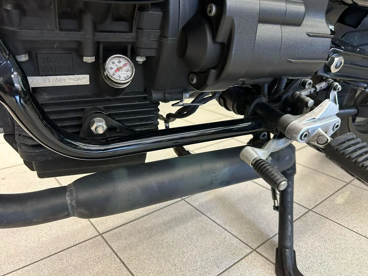 Moto Guzzi V7 III Stone (2017 - 20) (8)
