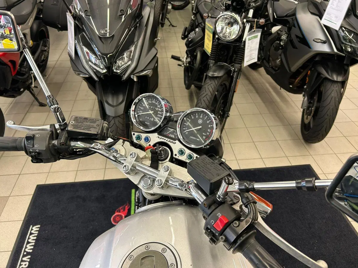 Yamaha XJR 1300 (1999 - 02) (7)