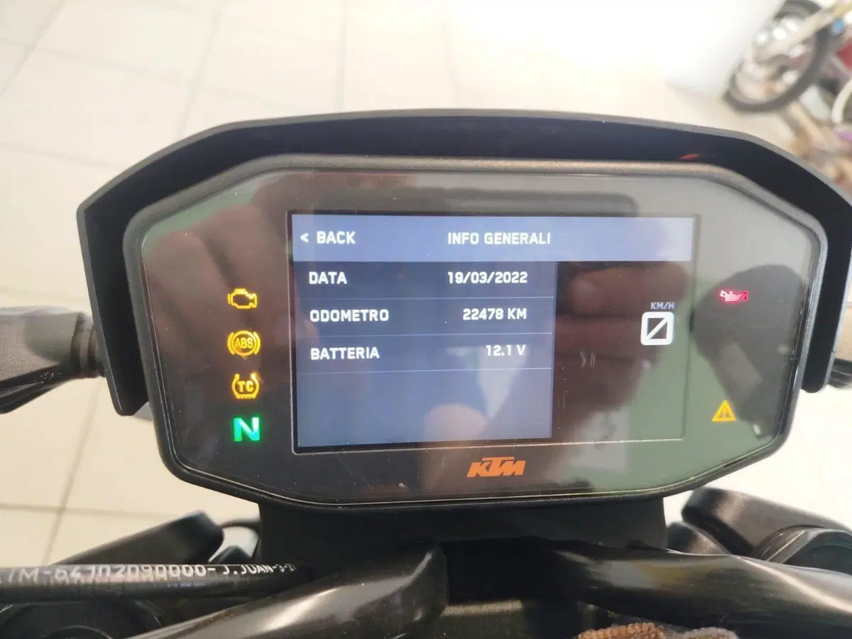 KTM 890 Duke R (2021) (6)