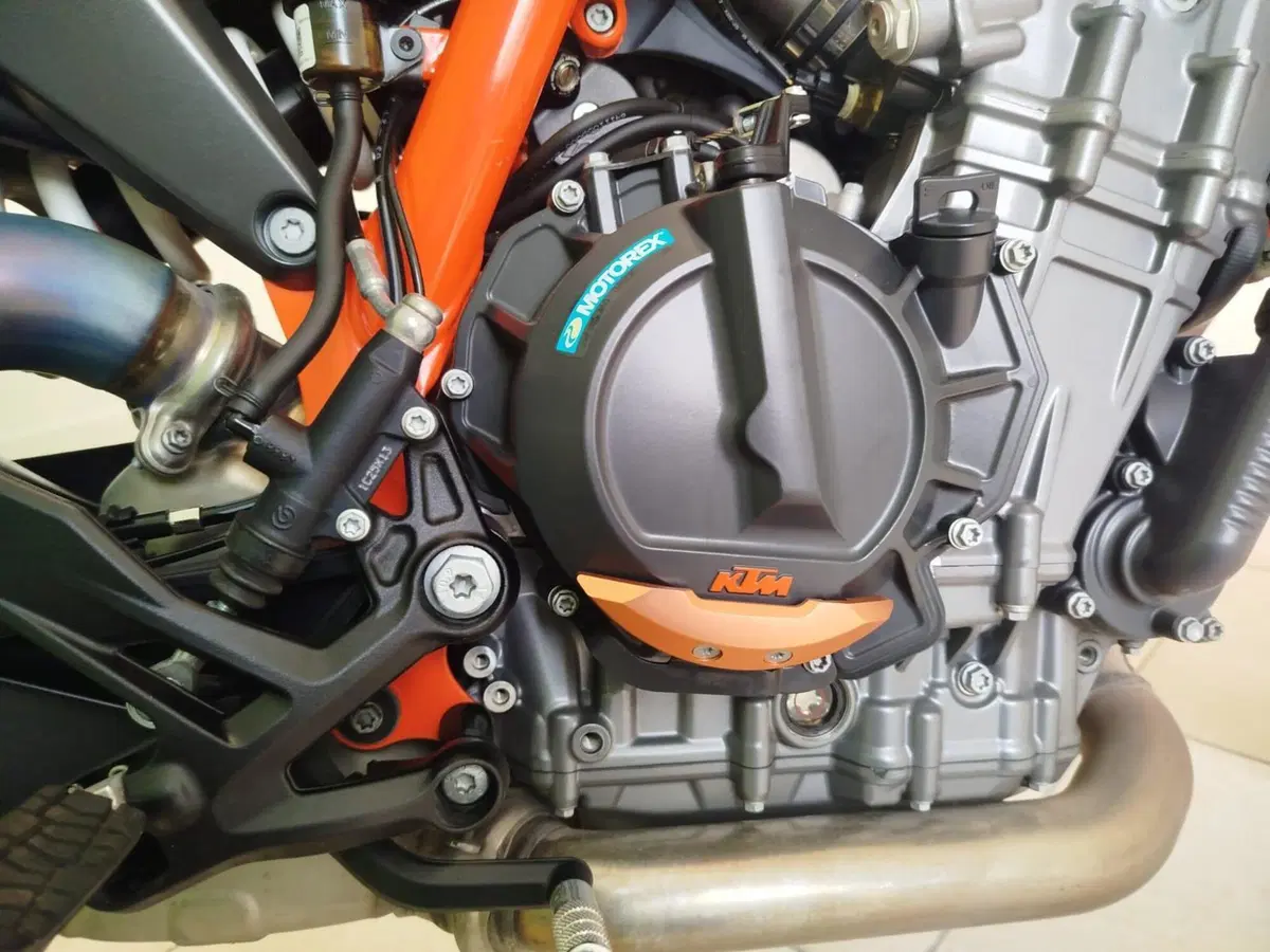 KTM 890 Duke R (2021) (7)
