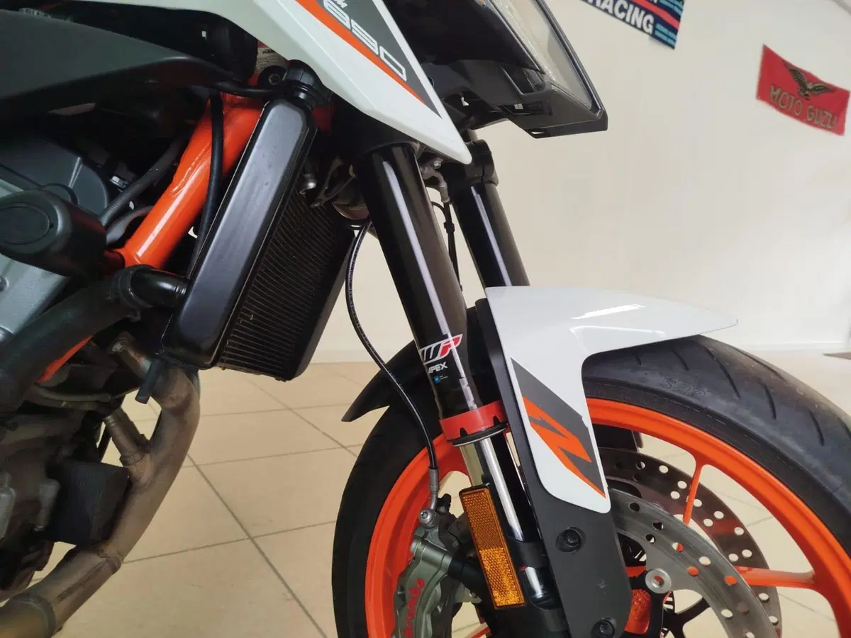 KTM 890 Duke R (2021) (8)